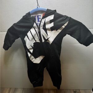 Nike Baby Boy Size 6M Romper Jumpsuit Coverall Hooded Full Zip Logo Black